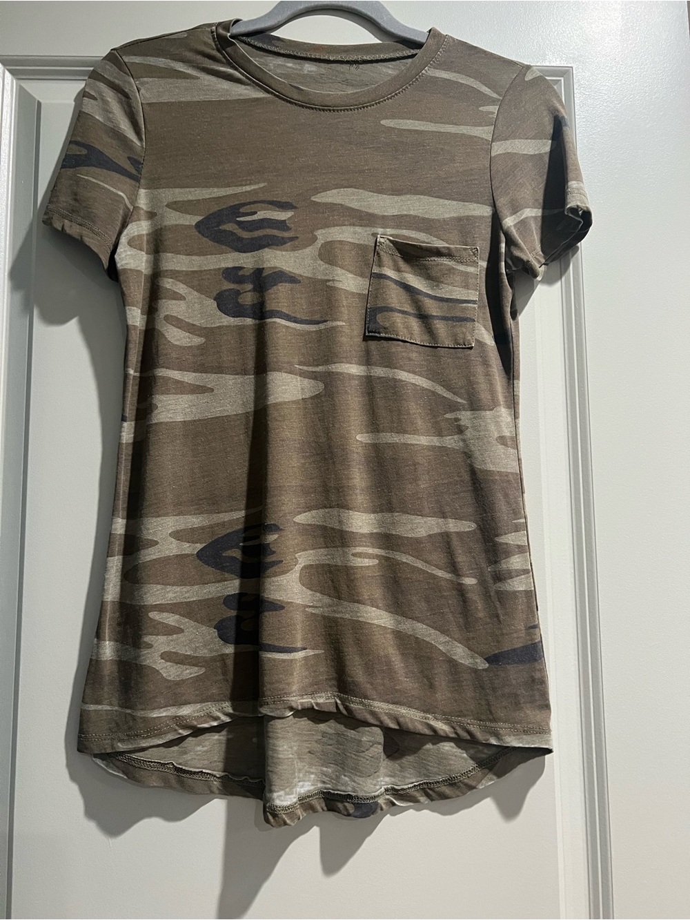 Camouflage tee shirt short sleeve with pocket in front